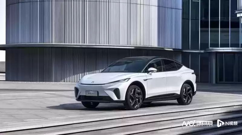 飞凡R7楼宇广告刷屏：揭秘“与其WHY不如选飞凡”的爆款密码