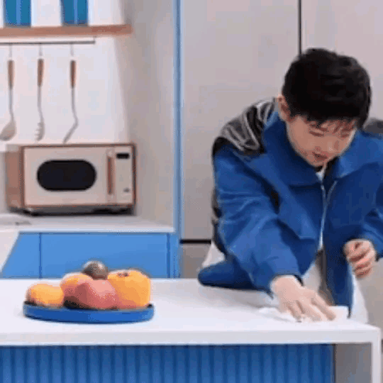 莎莎擦脸名场面刷爆全网！维达纸巾秒空，手速党狂欢赢麻了！