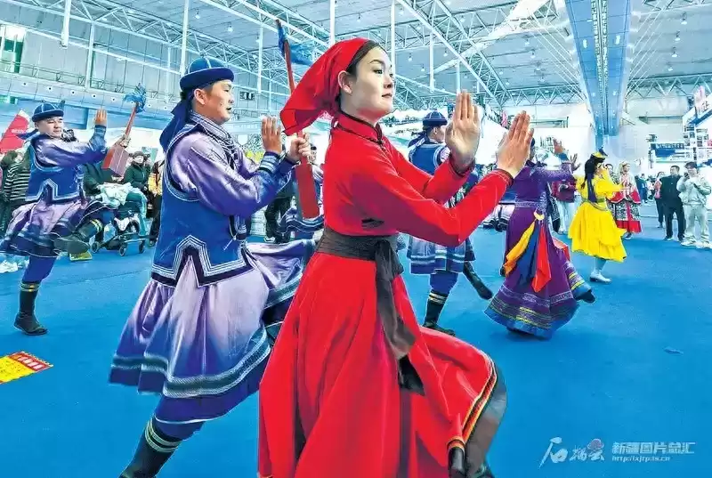 冬游新疆风暴来袭：他乡客深情代言，“热吻新疆”引爆冰雪热潮