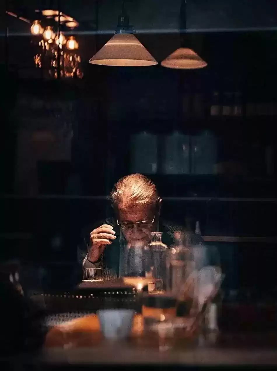 橱窗摄影魔法：瞬间点燃你的街头灵感！