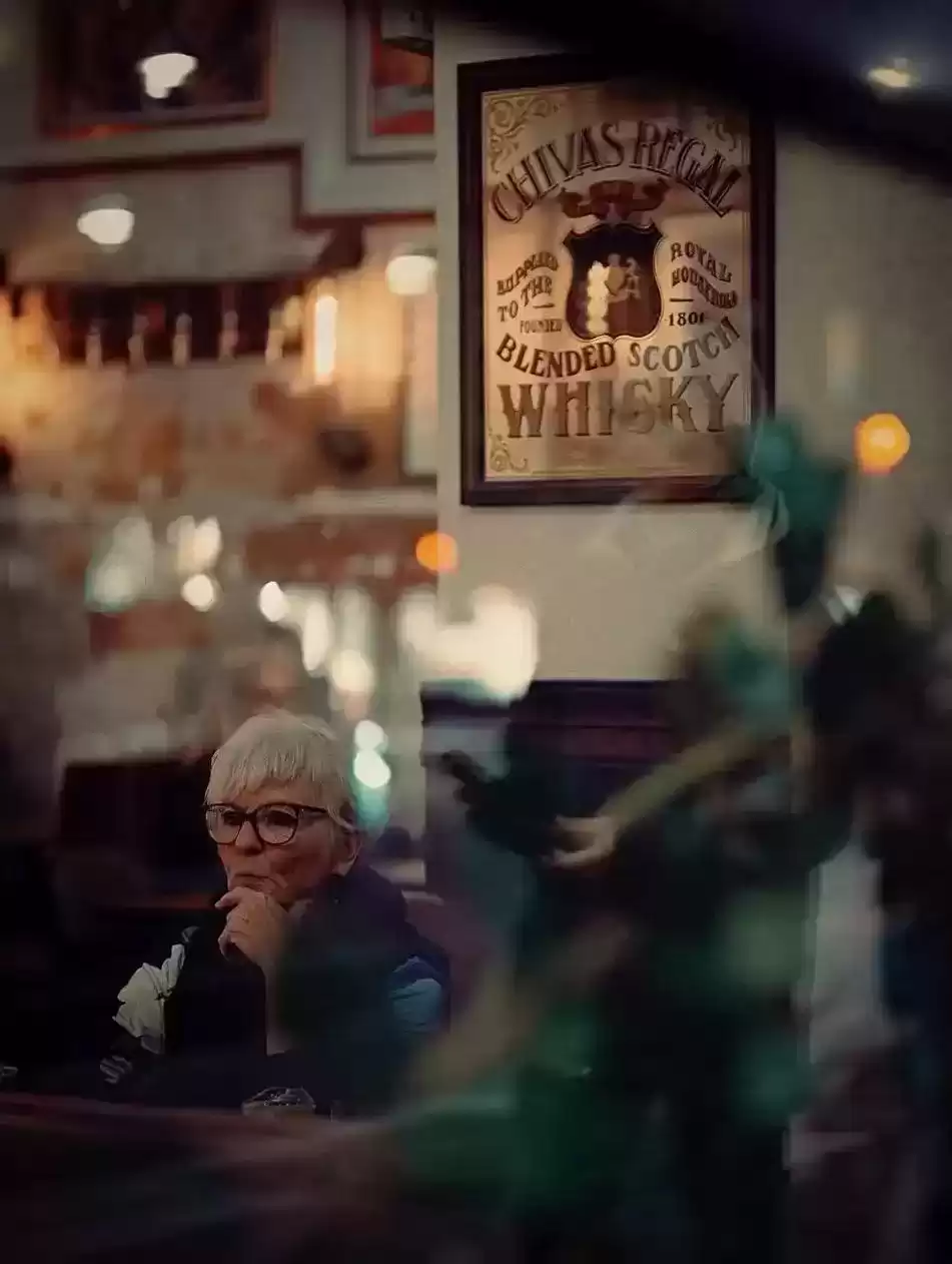 橱窗摄影魔法：瞬间点燃你的街头灵感！