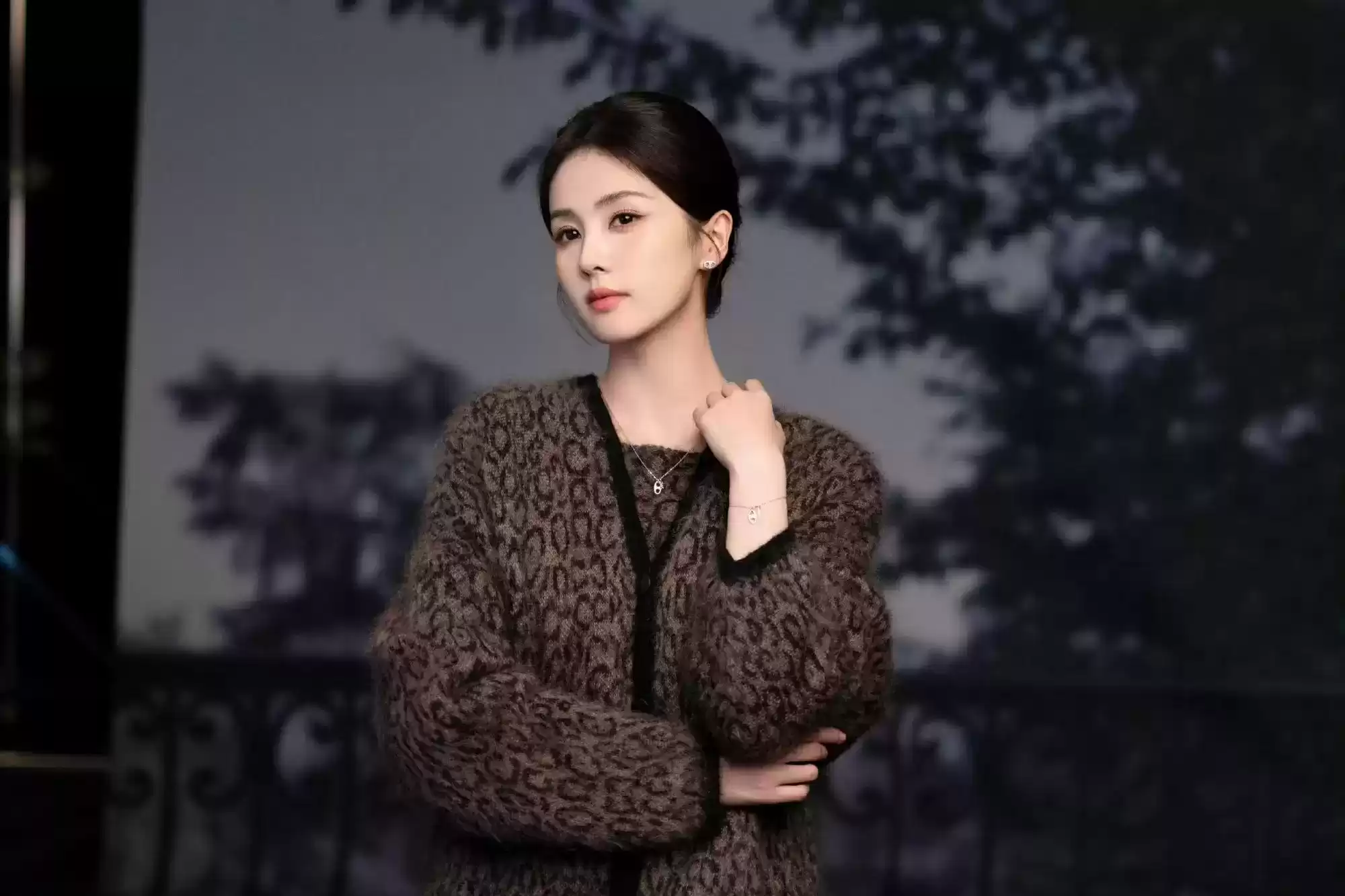 白鹿阿玛尼大片震撼解析:高级感炸裂,少女蜕变惊艳全场! 白鹿阿玛尼大片震撼解析:高级感炸裂,少女蜕变惊艳全场!